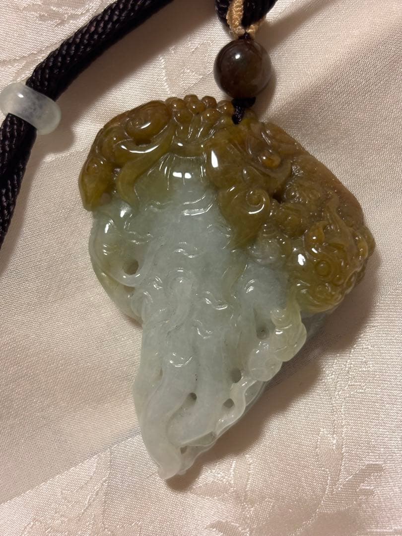 天然翡翠　手彫り　世界に一つだけ　根付？　本物保証