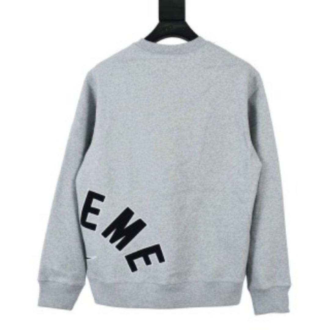 Supreme コラボレーション 刺繍入りクルーネック スウェット
