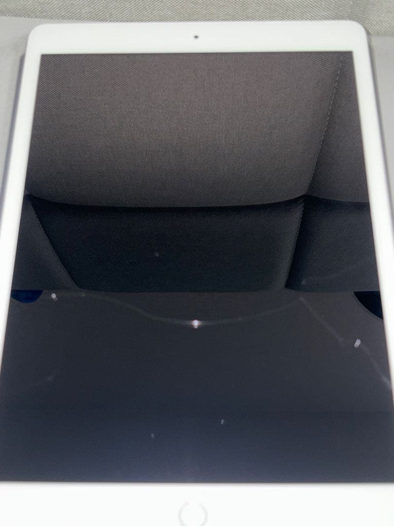 iPad 第7世代 128GB シルバー 本体 + 純正キーボードカバー付き