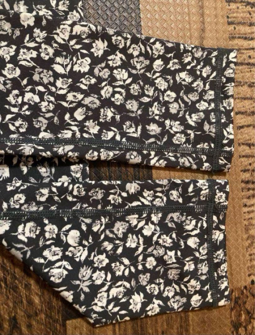 新品　emmi yoga エミヨガ　ヨガウェア　ブラック　花柄　バラ？　S