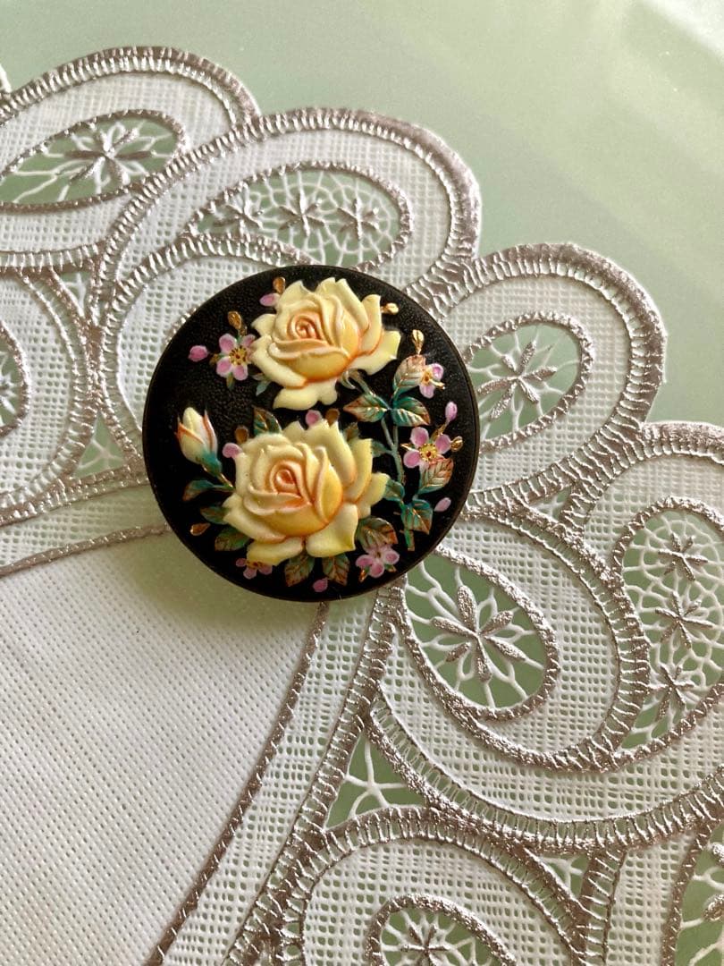 俊兼　トシカネ　としかね 有田焼　花　薔薇　金彩　ブローチ　ペンダントトップ