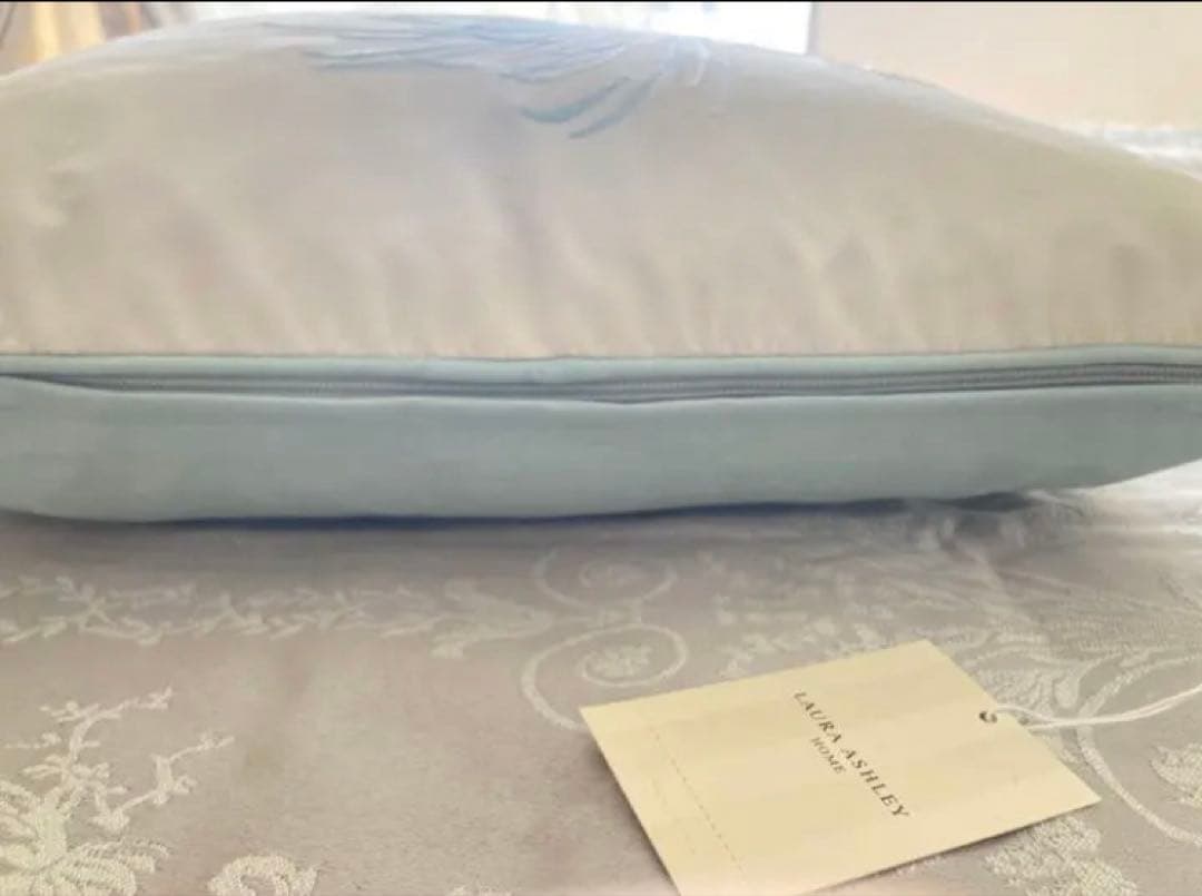 UK 輸入　ローラアシュレイ 刺繍クッション　新品タグ付き
