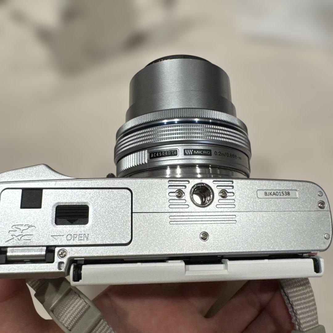 ナ*ラ様 OLYMPUS オリンパス　白　デジタルカメラ小形　軽量