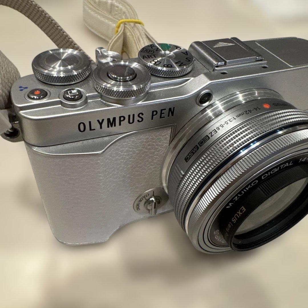 ナ*ラ様 OLYMPUS オリンパス　白　デジタルカメラ小形　軽量