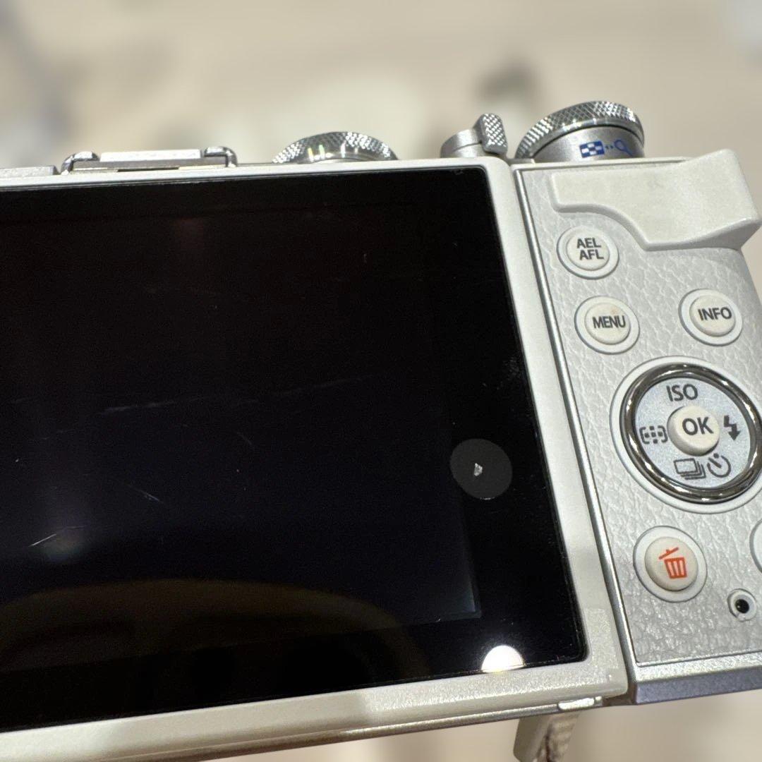 ナ*ラ様 OLYMPUS オリンパス　白　デジタルカメラ小形　軽量