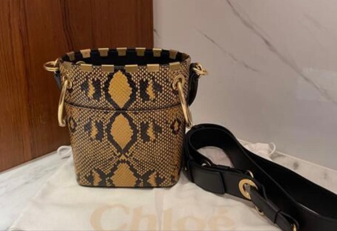 a*i様 ヘビ柄バケットショルダーバッグ