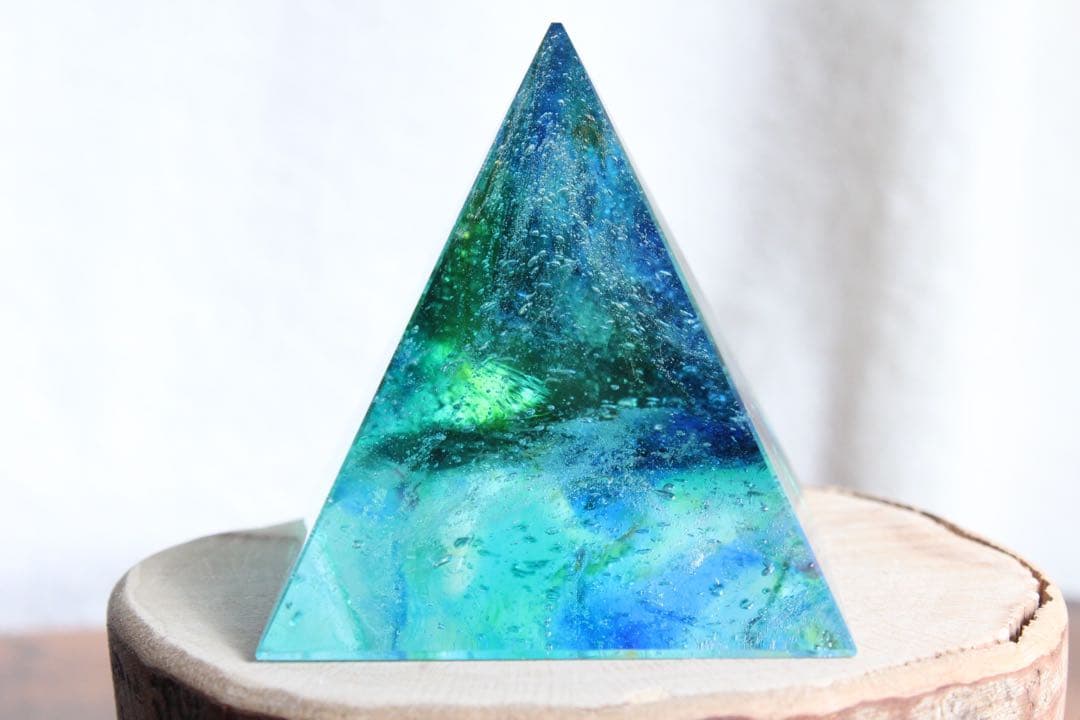 シエラネバダ産アンダラクリスタル　ピラミッド　マルチカラー　ブルー系