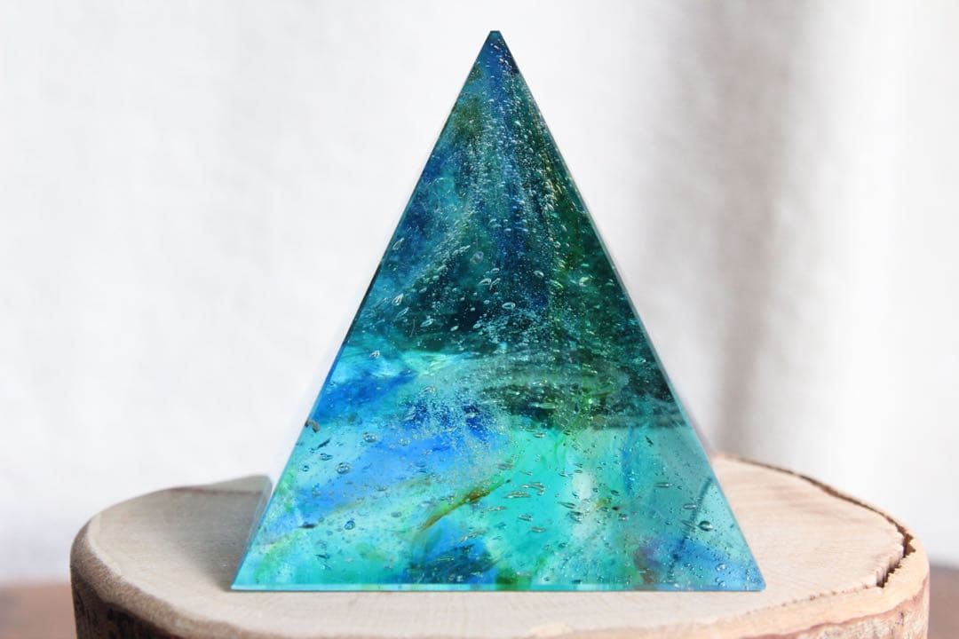 シエラネバダ産アンダラクリスタル　ピラミッド　マルチカラー　ブルー系