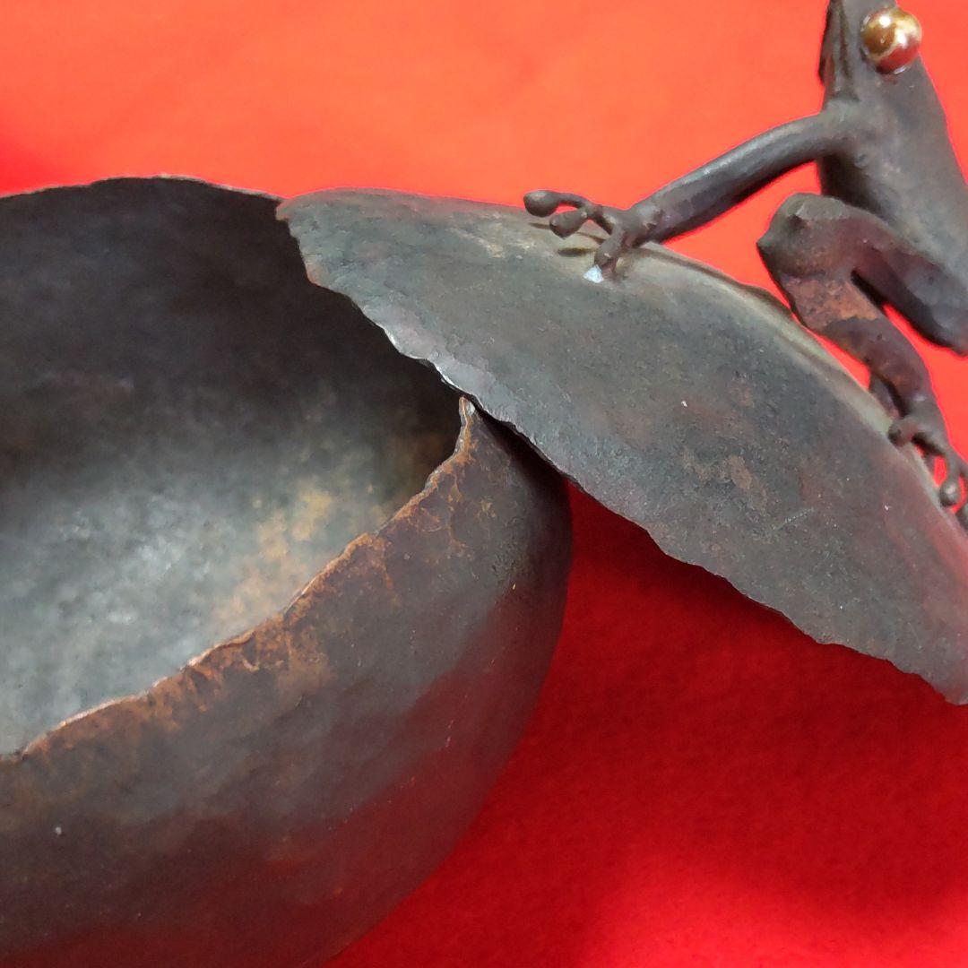 赤銅打出し、カエル蓋物。