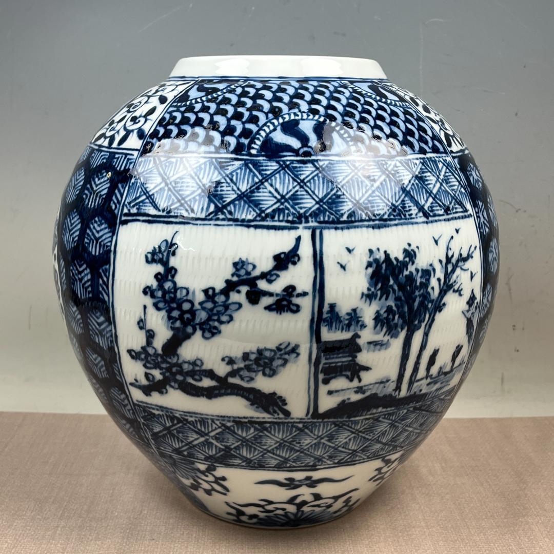 26 伊万里焼 有田焼系 染付壺 飾り壺 四季花丸文 高さ約28cm 白磁