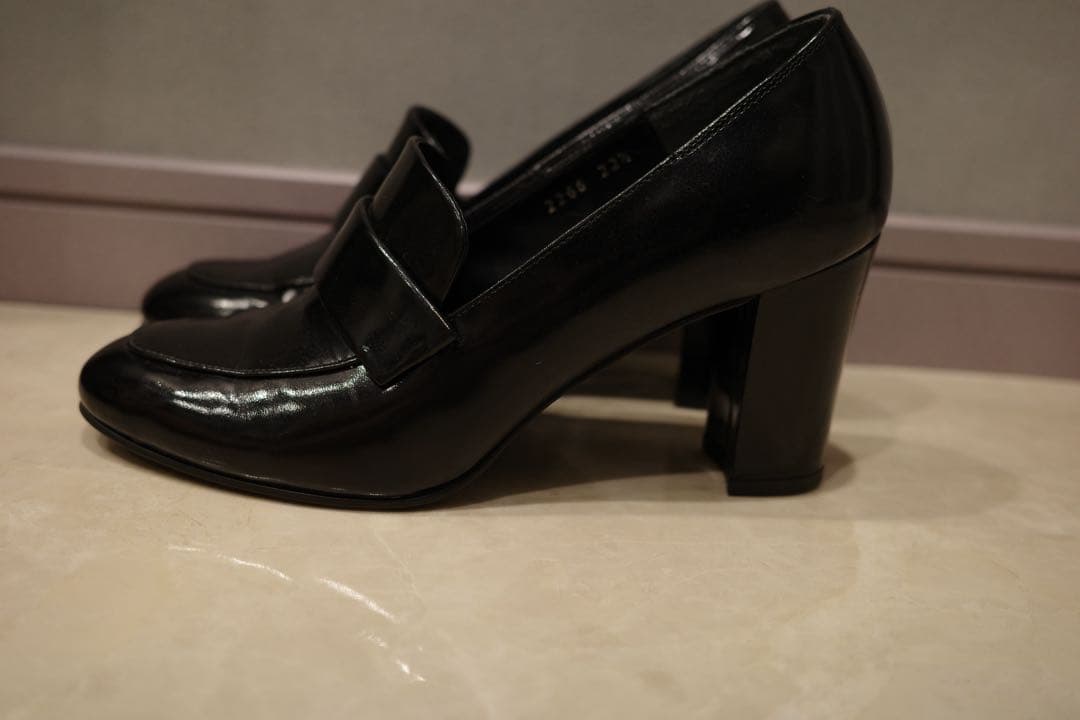 本革 エナメル ローファー ヒール 黒 ブラック 歩きやすい 万能 美品