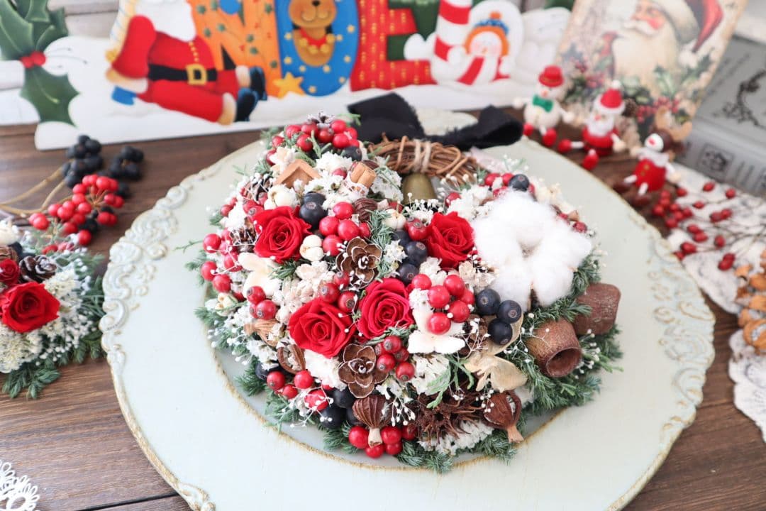 ドライフラワーꕤ︎︎赤いバラと木の実いっぱい Xmas 花籠リースꕤ壁飾り