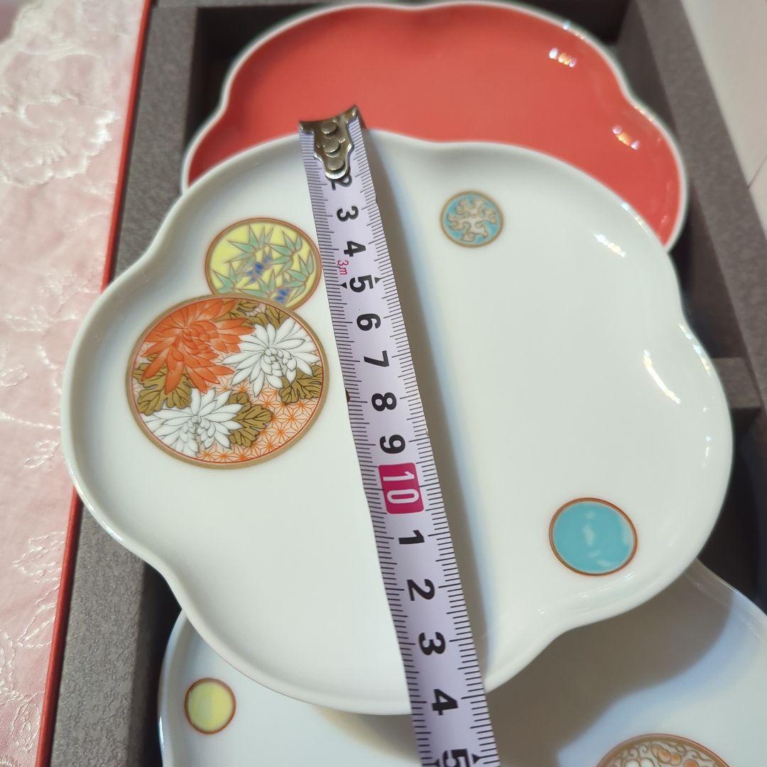 深川製磁・トリプレット（3枚揃えのお皿）花弁型皿3枚・元箱入）「ふたり+ONE」