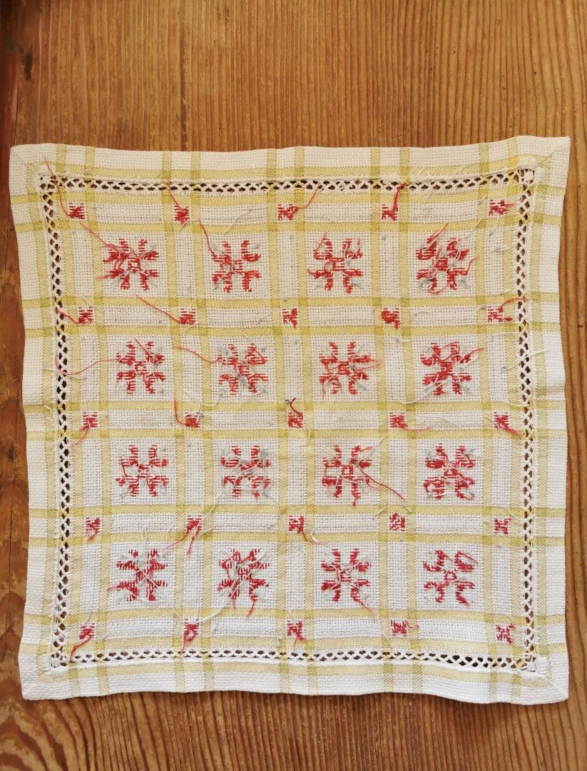 アンティークフランス購入 北欧ハーダンガー赤紅糸刺繍 ライム格子織リネンクロス