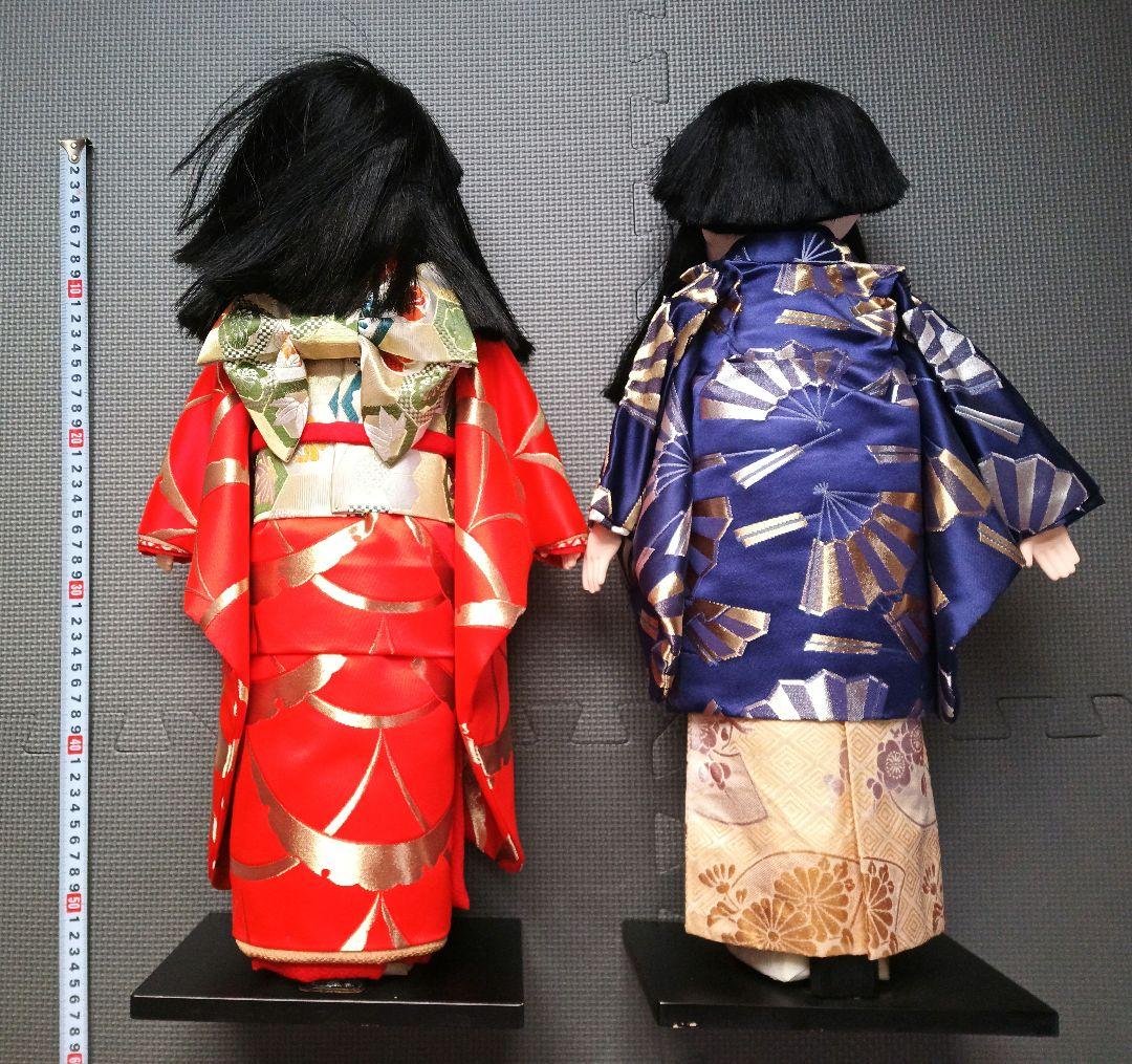 伝統的な日本人形 赤と青の着物