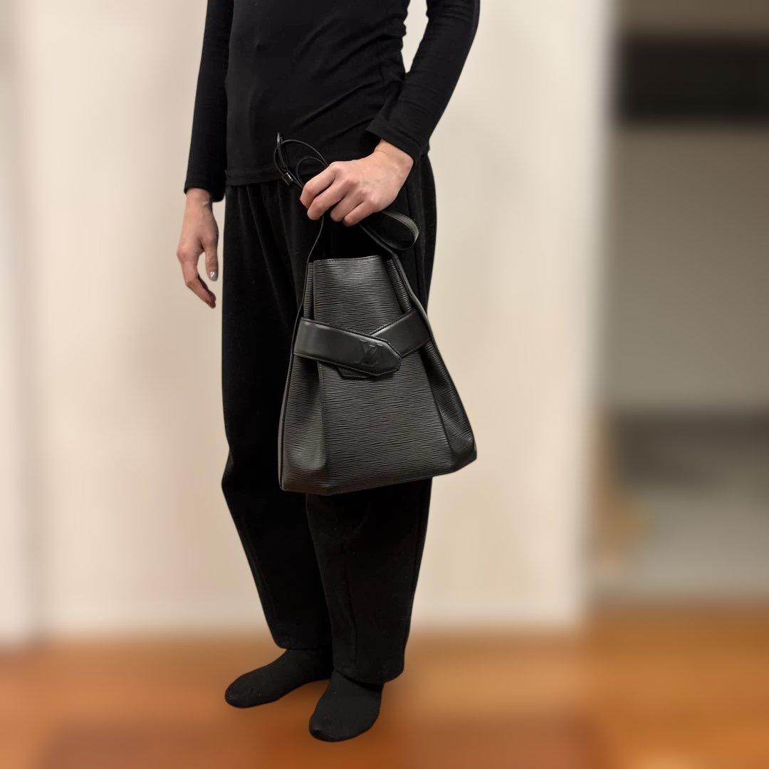 Louis Vuitton エピレザー ブラック バッグ