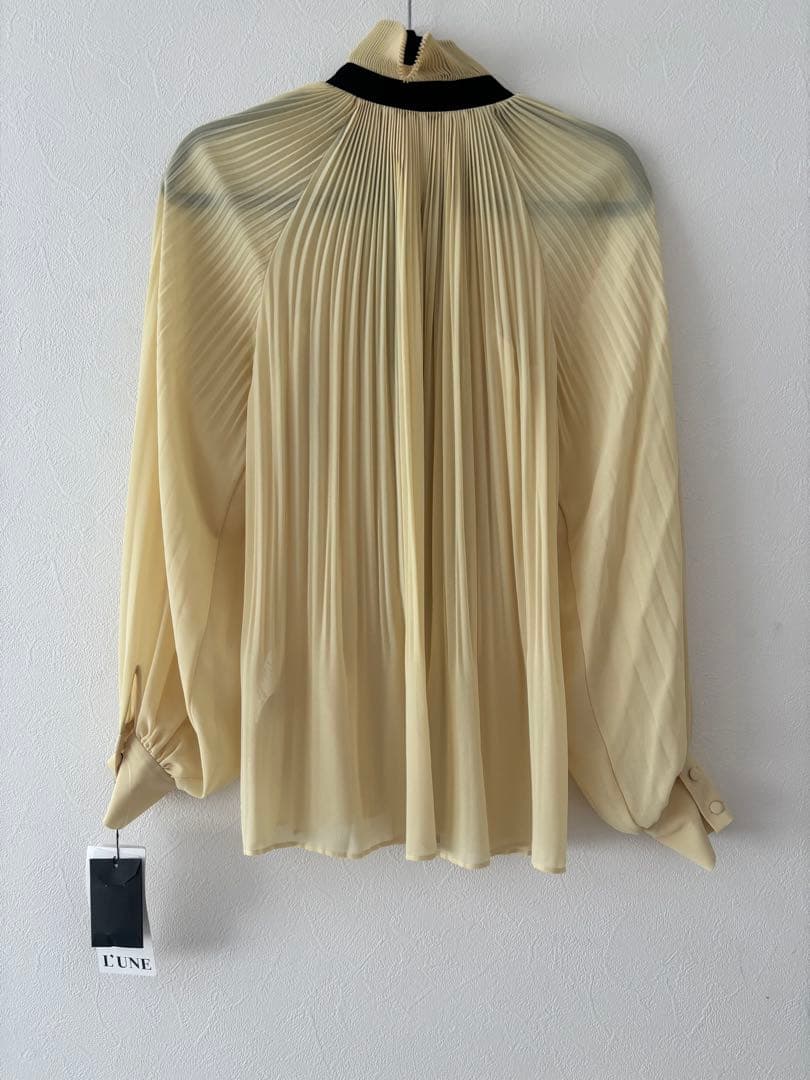 新品未使用L’UNEリュンヌプリーツブラウスイエローリボンシャツVERMEIL