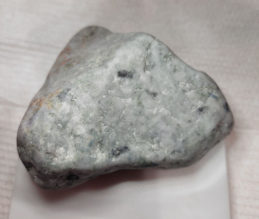 横川 青翡翠 重さ393g 全体的にチラホラとラベンダーも入っています。