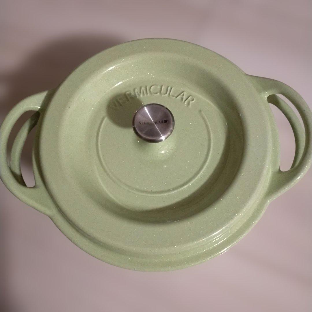 美品☆VERMICULAR 両手鍋 ライトグリーン 18cm☆トリベット付き