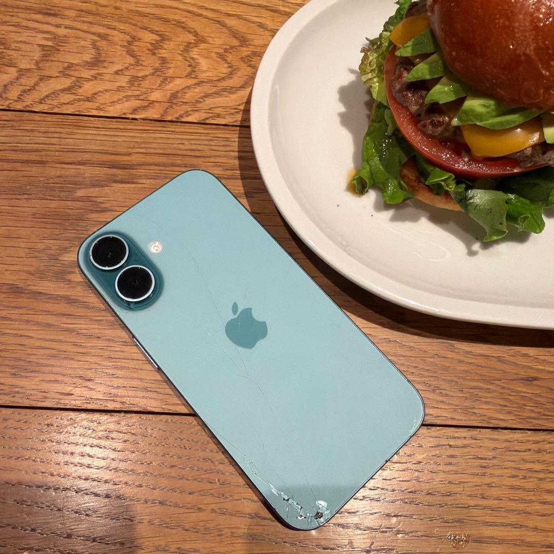 Apple iPhone16 背面割れあり／動作良好 128gb
