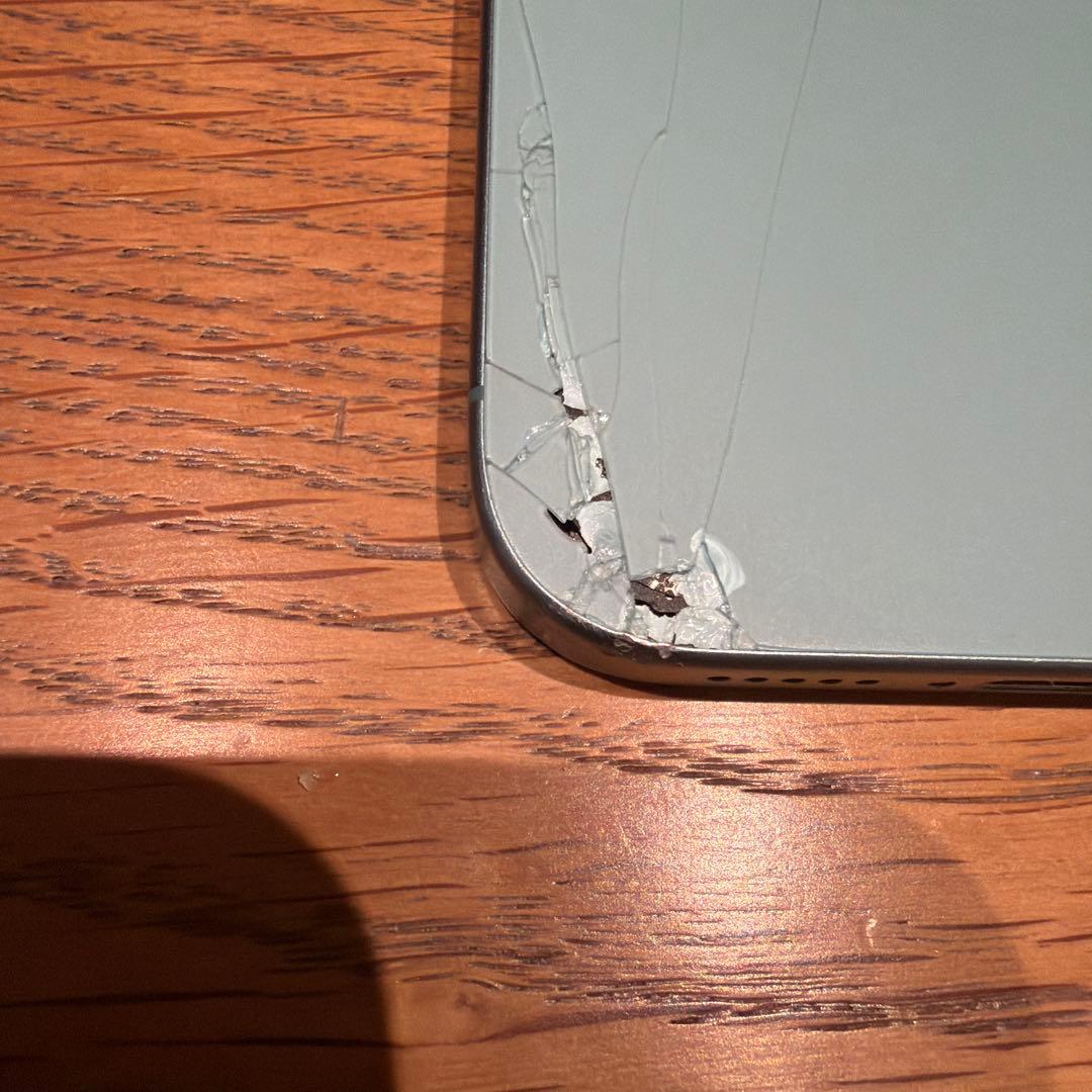 Apple iPhone16 背面割れあり／動作良好 128gb