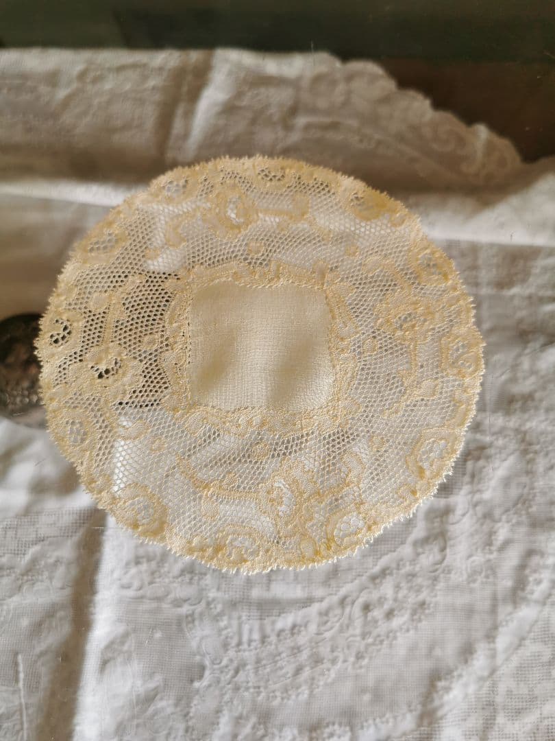 アンティーク ポワンドパリ 舞う1輪の薔薇のモチーフ センターフレームドイリー