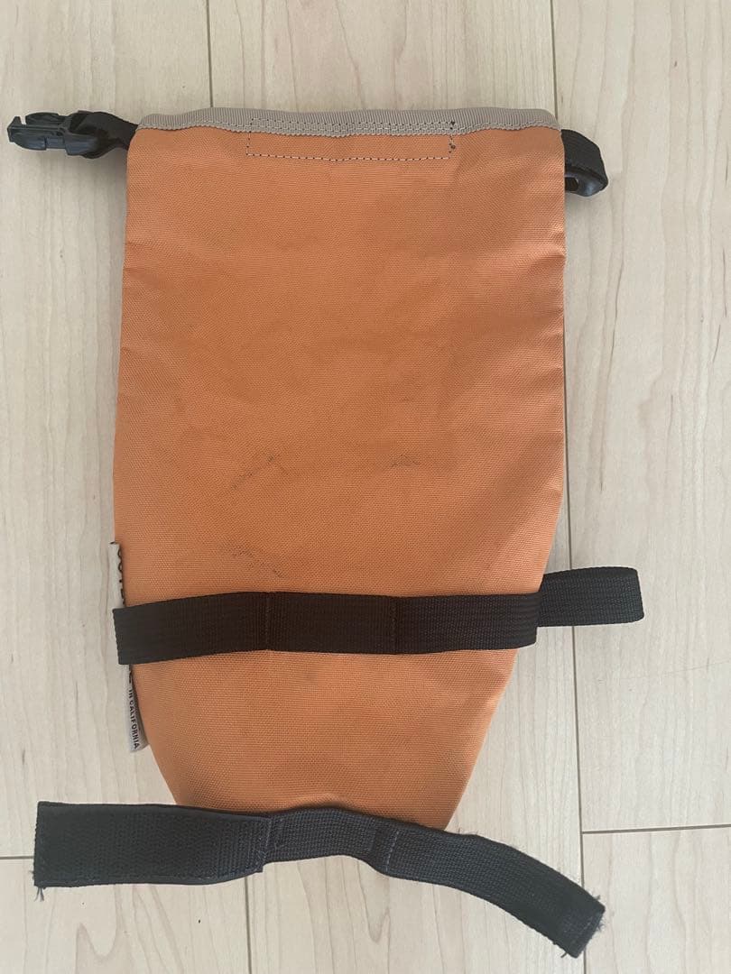 アクセサリー Outer shell roll top saddle bag marigold