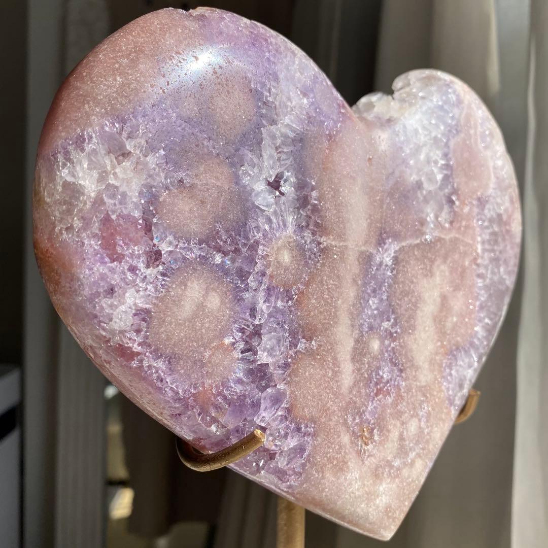 【 キュート ピンクアメジスト 原石 特大 ハート 1.54kg（台座付き）】
