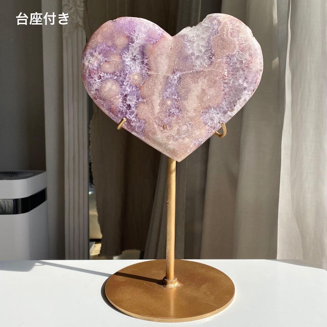 【 キュート ピンクアメジスト 原石 特大 ハート 1.54kg（台座付き）】