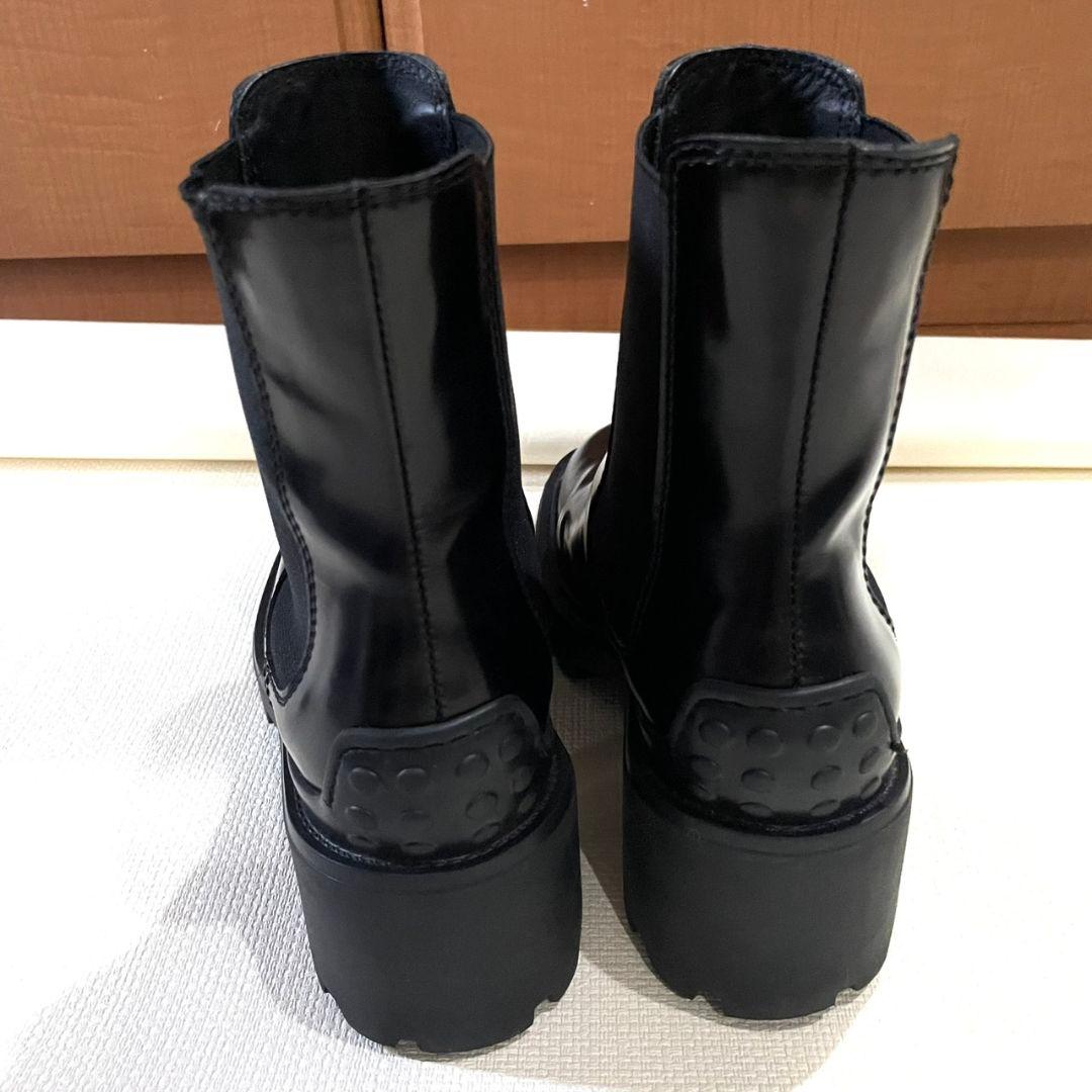 TOD'Sのブラックレザーブーツ