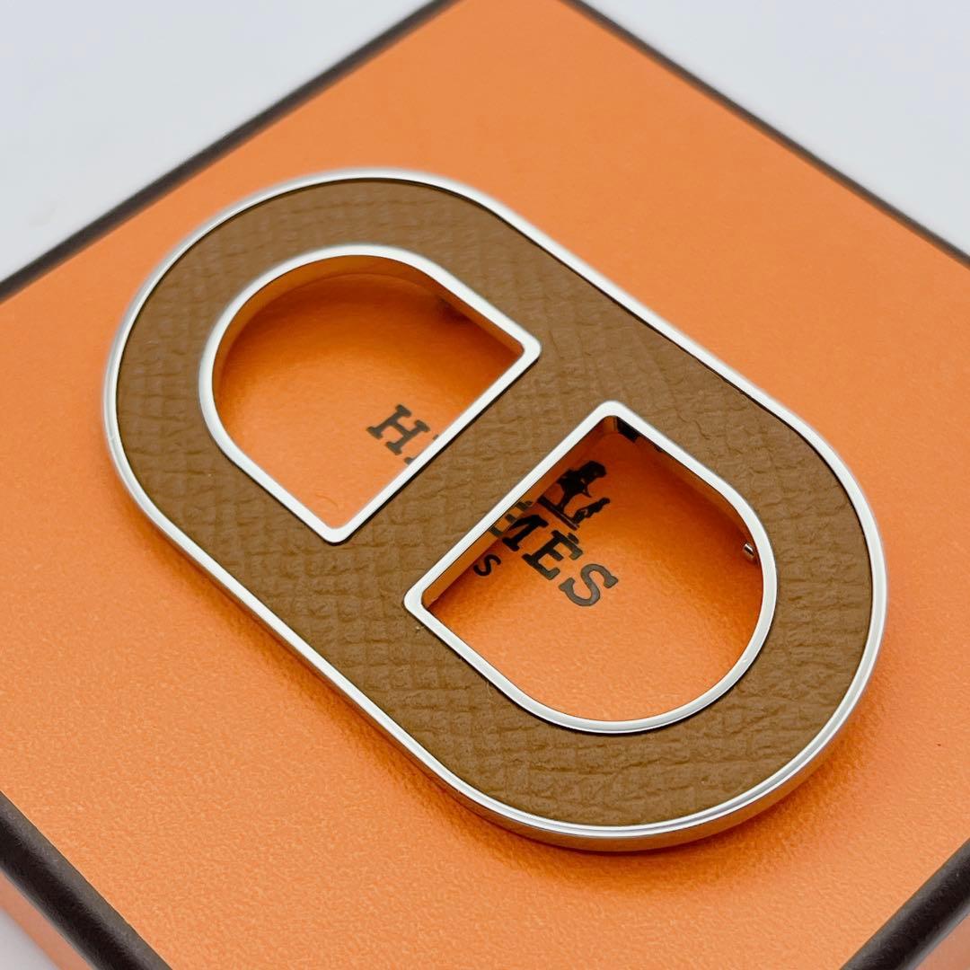 【未使用品】HERMES シェーヌダンクル　ブローチ　ブラウン　レザー　ピン