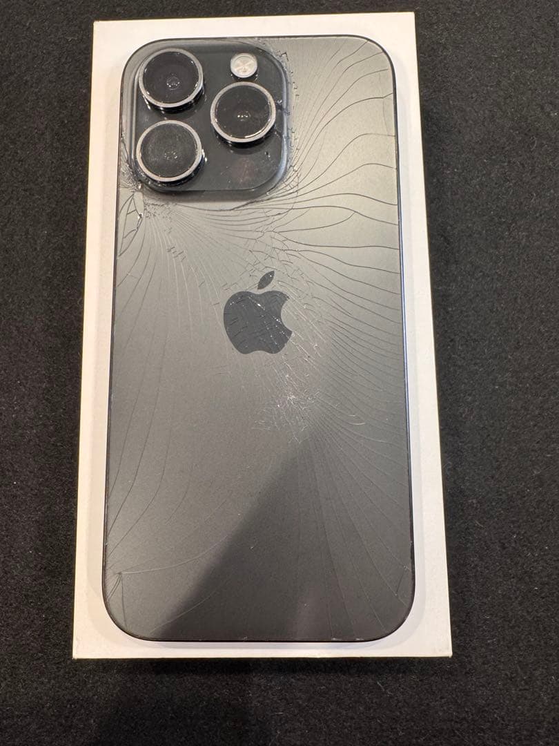 iPhone 15Pro 128GB ブラックチタニウム　背面割れ　83%