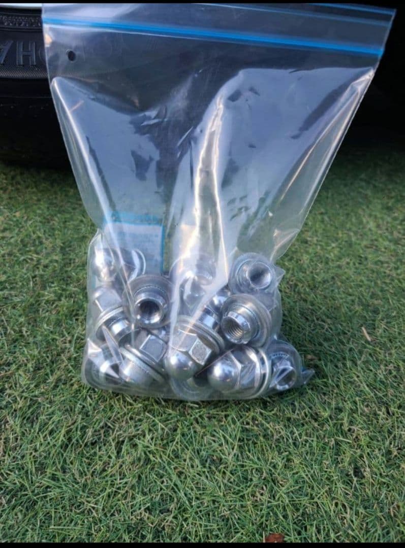 デリカ　D5　純正タイヤホイールセット　4本　ナット付き