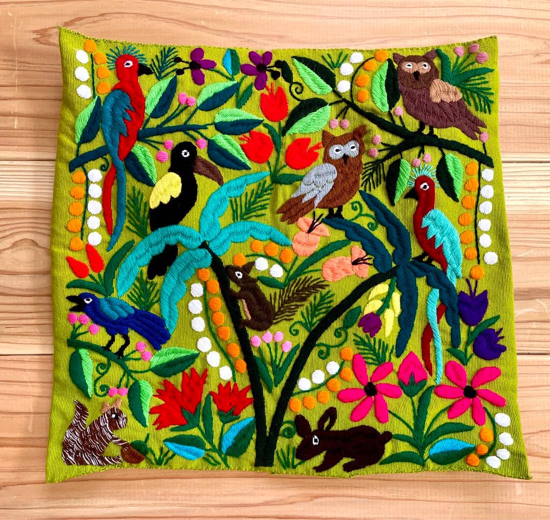 メキシコの手作りの刺繍　手織機で織られた手作りクッションカバー