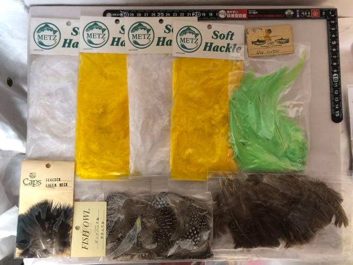 『匿名配送』フライフィッシングマテリアル大量ツール(ケース付)
