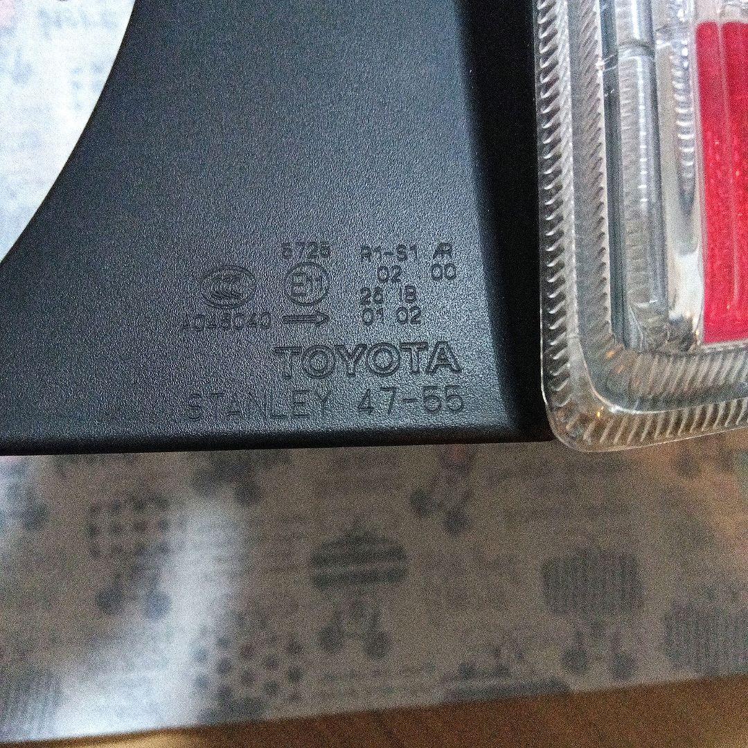 30プリウス後期　純正テールランプ左右セット　送料込み