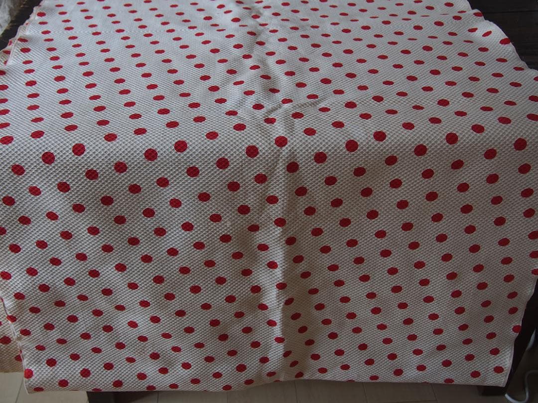 赤い水玉模様のコットンピケベビー服用 ファブリック 幅77c×464c/K405