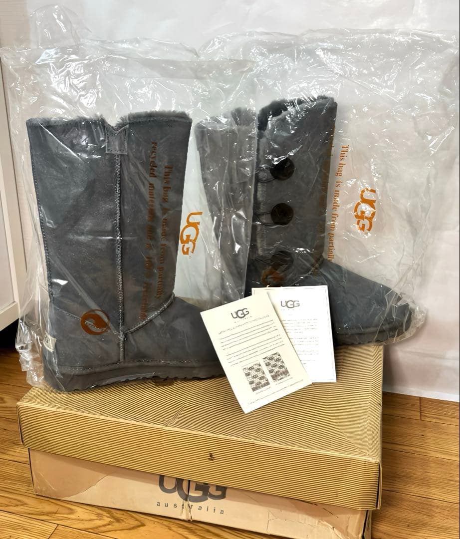 【美品】UGGベイリーボタン トリプレット ムートンブーツ（グレー） 23cm