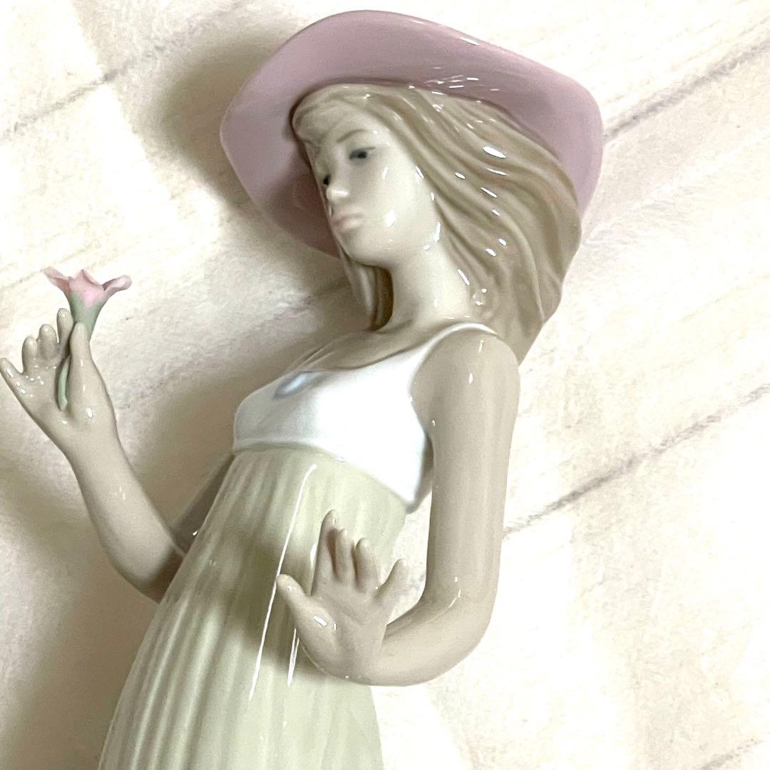 リアドロ　ナオ　一輪の花を持つ女性