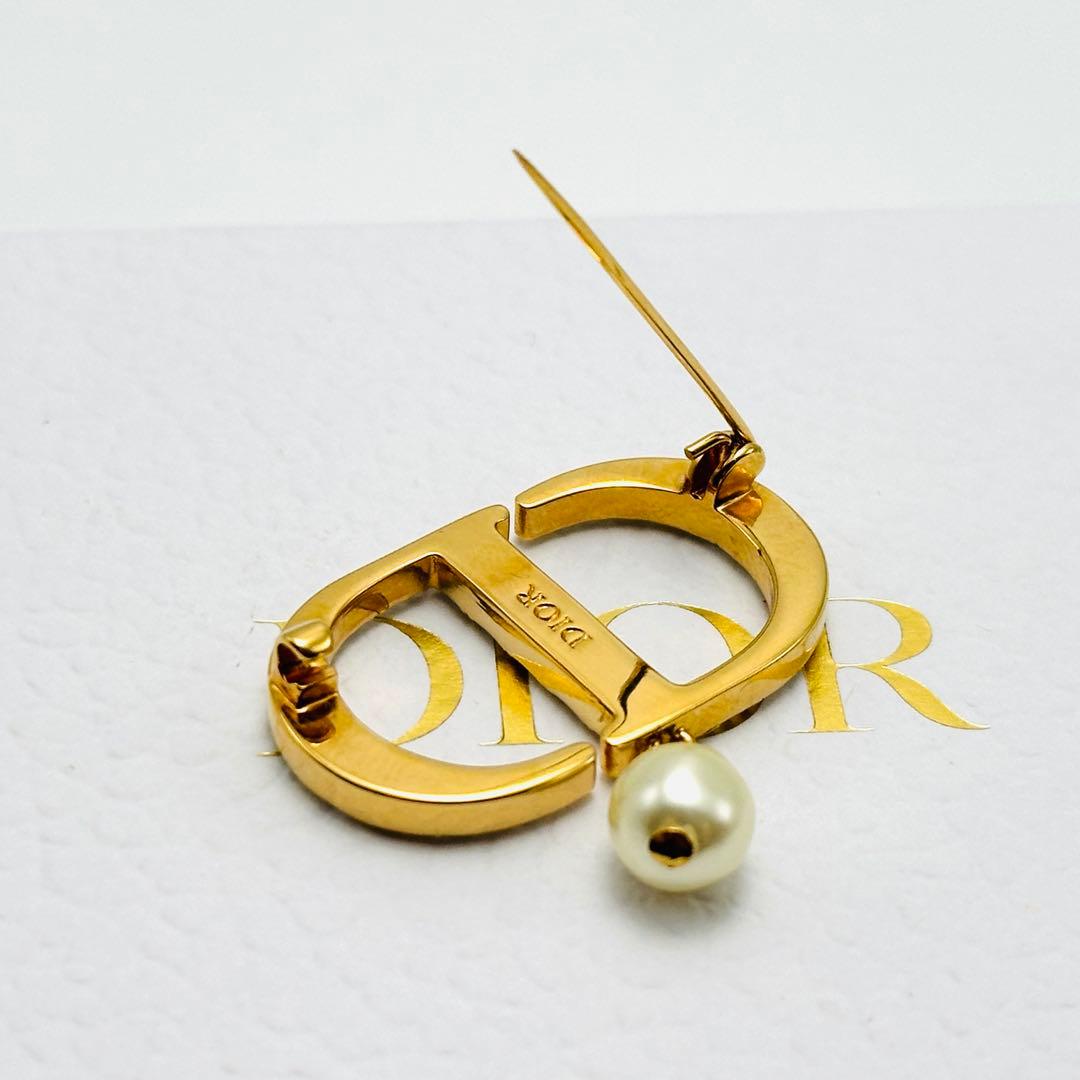 DIOR プチCD ブローチ　ラインストーン　ロゴ　ゴールドカラー　レジンパール