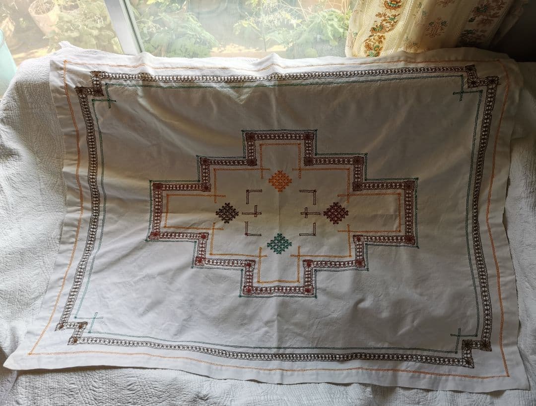 アンティーク 北欧ハーダンガー刺繍 レアな色糸ニードルワーク大判リネンクロス