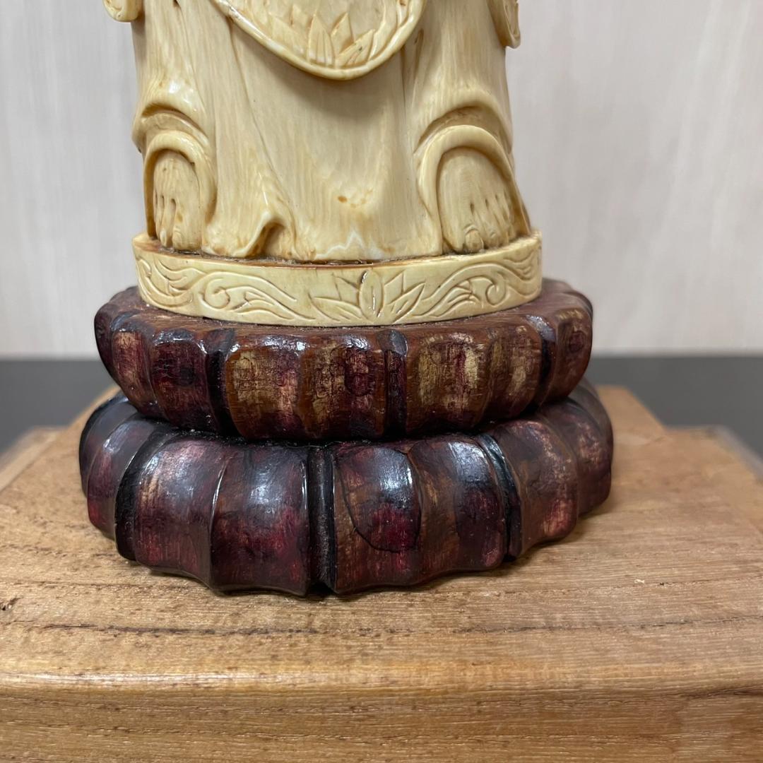 中国古美術 仏教美術 観音菩薩像 天然素材 白素材 ガラスケース付き