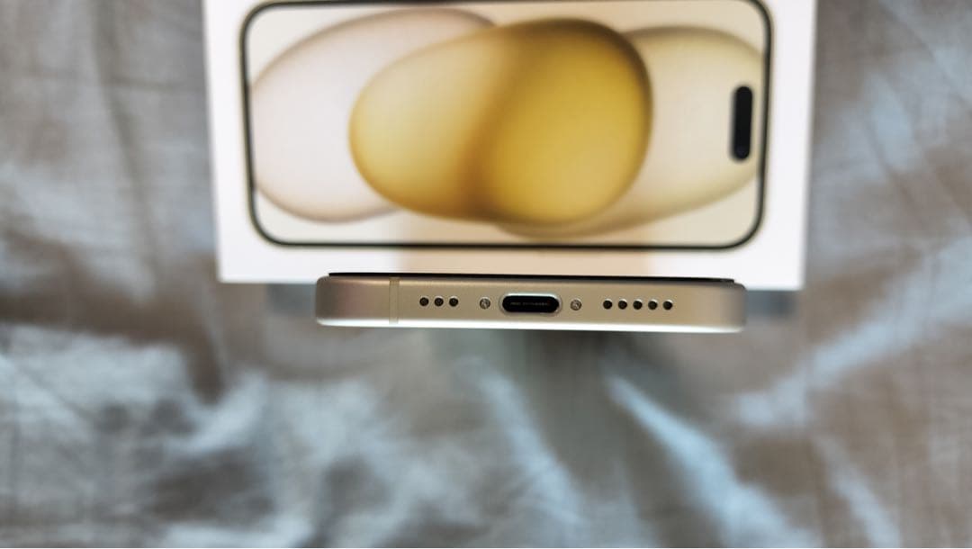 【美品】SIMフリー　Apple iPhone 15 256gb イエロー