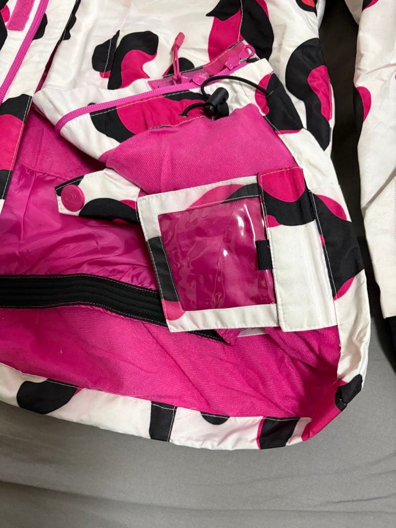 ハローキティ　スノボウェア９号上下セットおまけつき