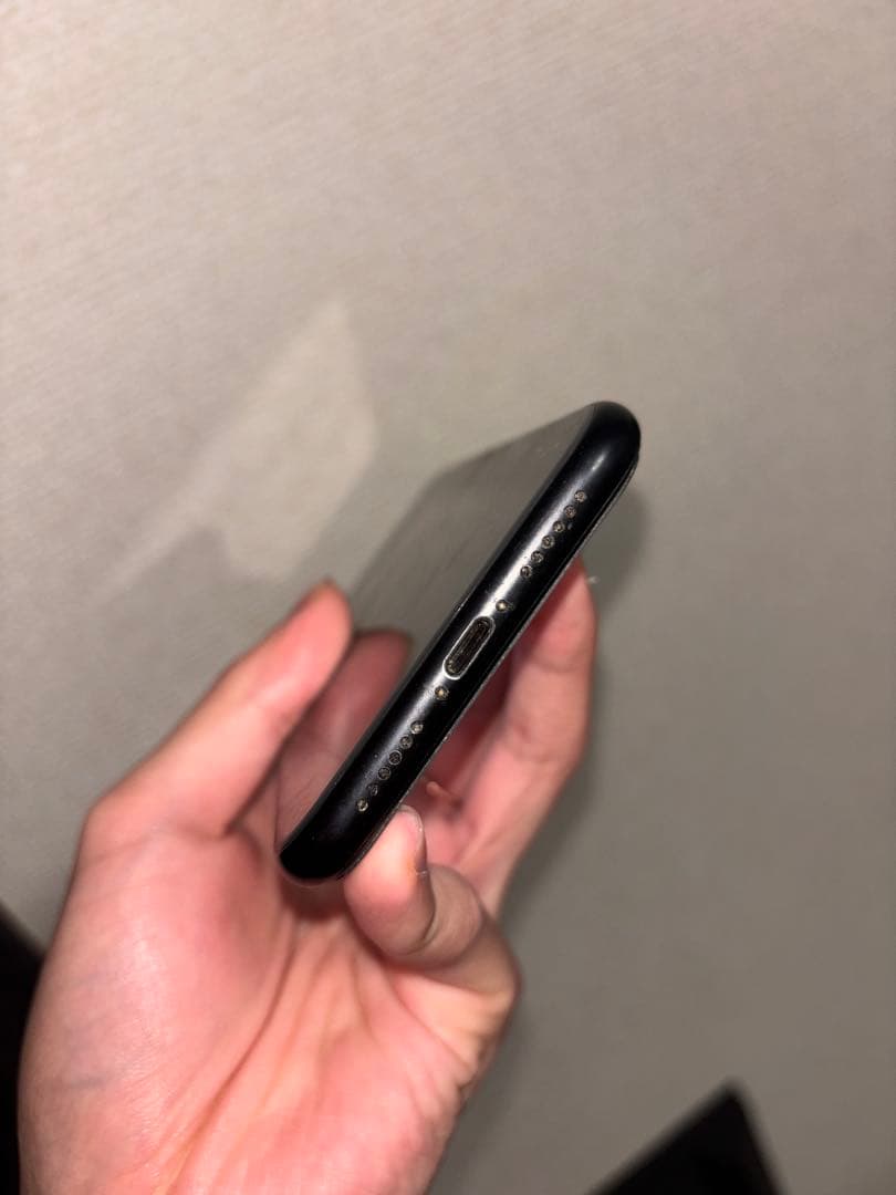 Apple iPhone XR ブラック 本体　128GB 傷背面のみ　82%