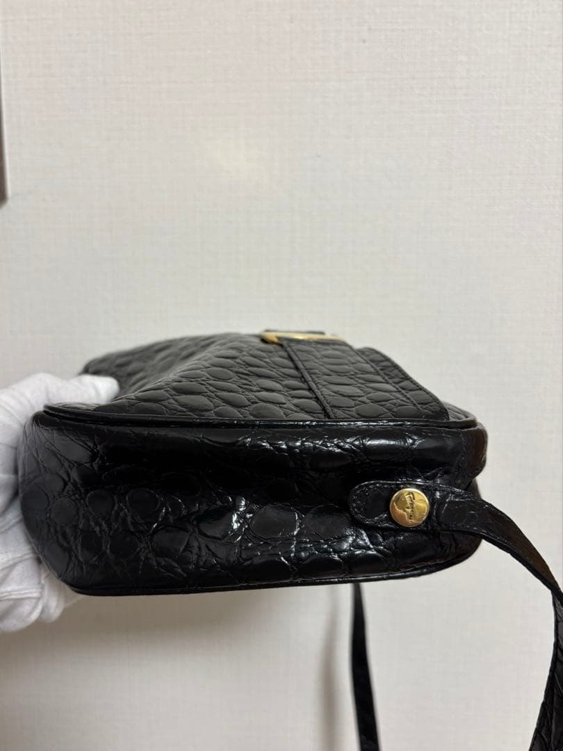 サルヴァトーレフェラガモ ヴァラ クロコ型押し パテント　黒　ショルダーバッグ