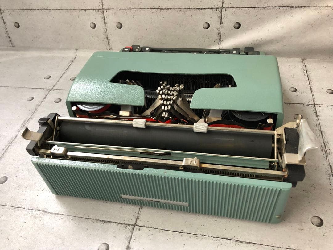 Olivetti タイプライター　lettera 32 ジャンク品(L129)