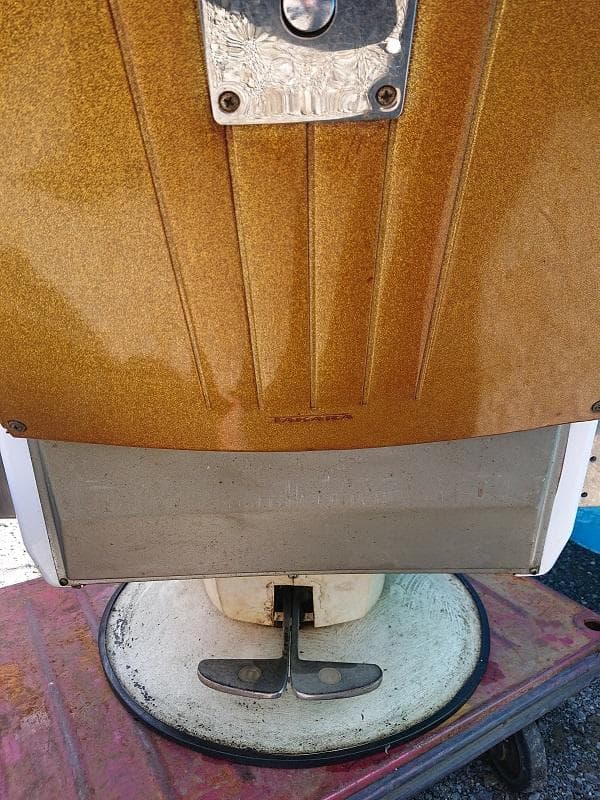 タカラベルモント 理容用椅子 100V 美容室　引取り限定です。