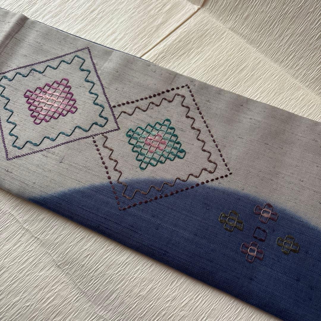 紬地のグレーとネイビーの刺繍袋帯