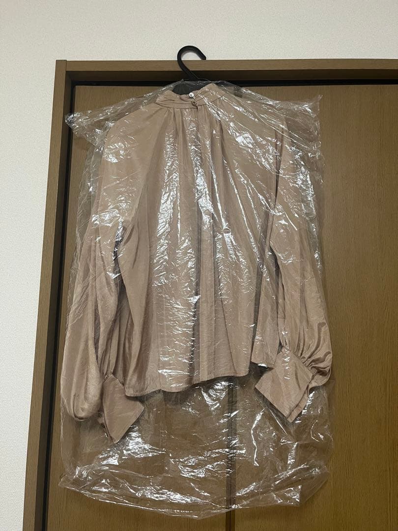 anuans アニュアンス　クロスネックボリュームブラウス